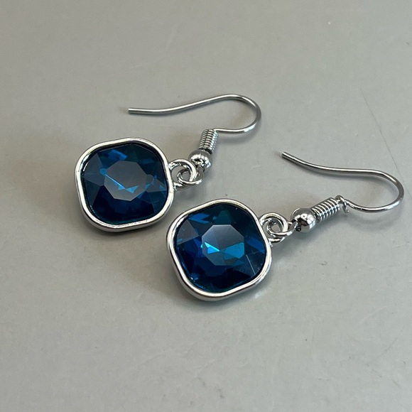 Jewelry - Elegant Blue Crystal Drop Earrings